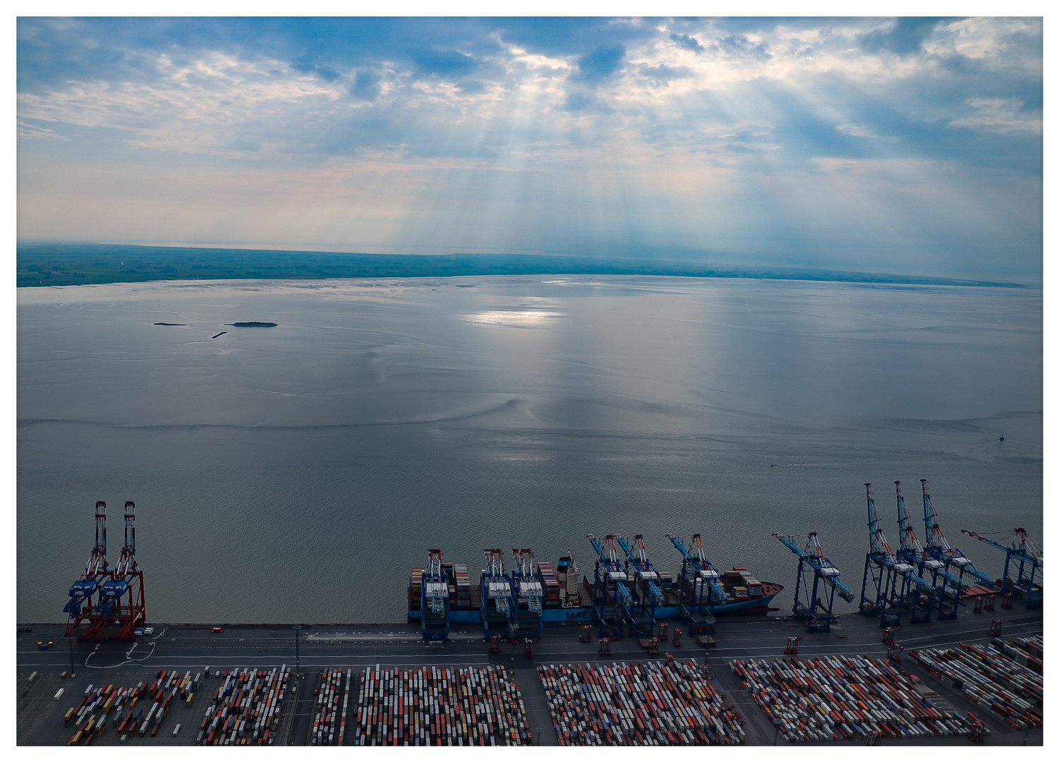 Licht am Containerhafen (Luftbild, aerial)