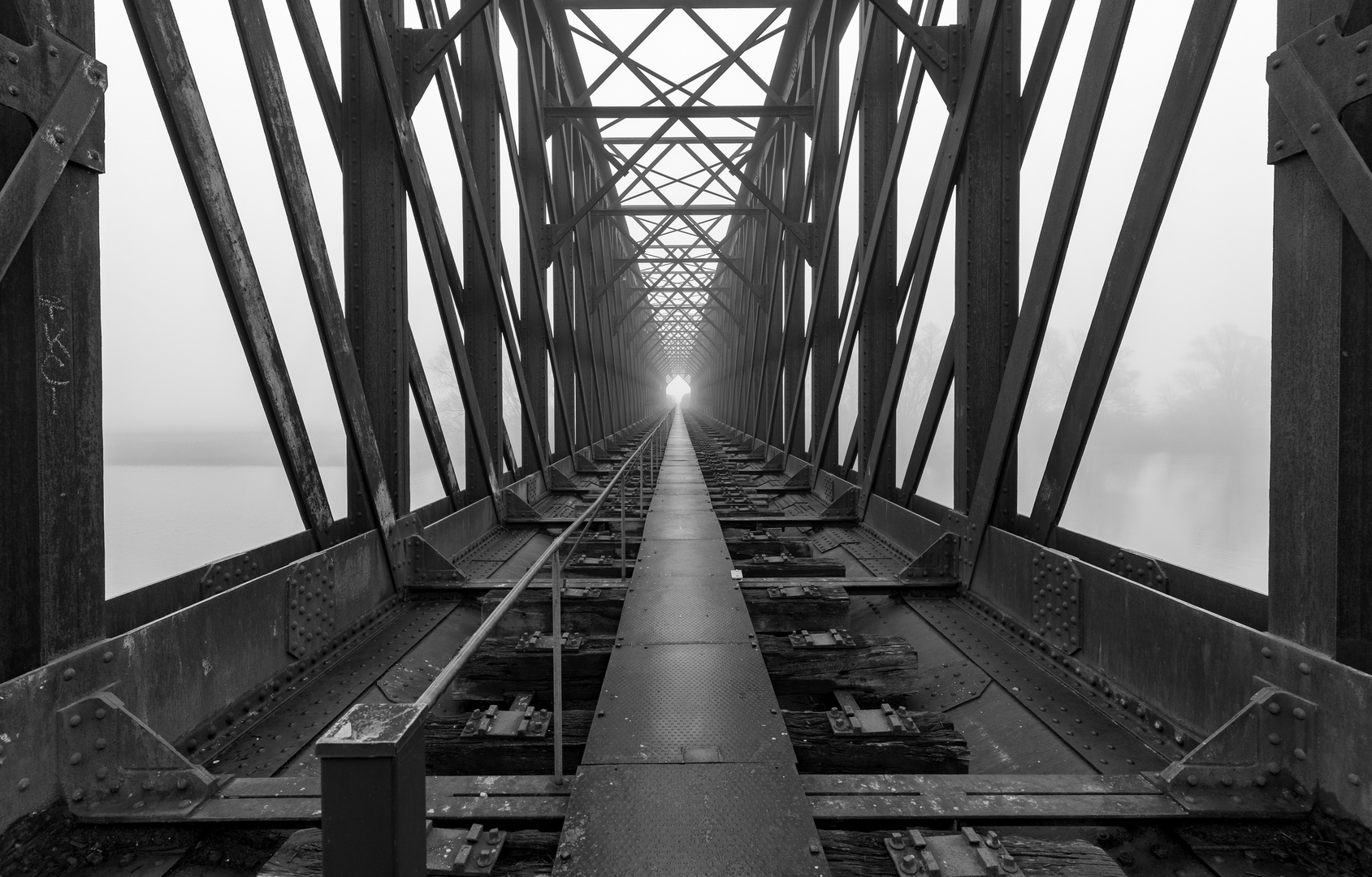 Licht am Ende der Brücke.