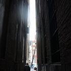 Licht am Ende der schmalen Gasse