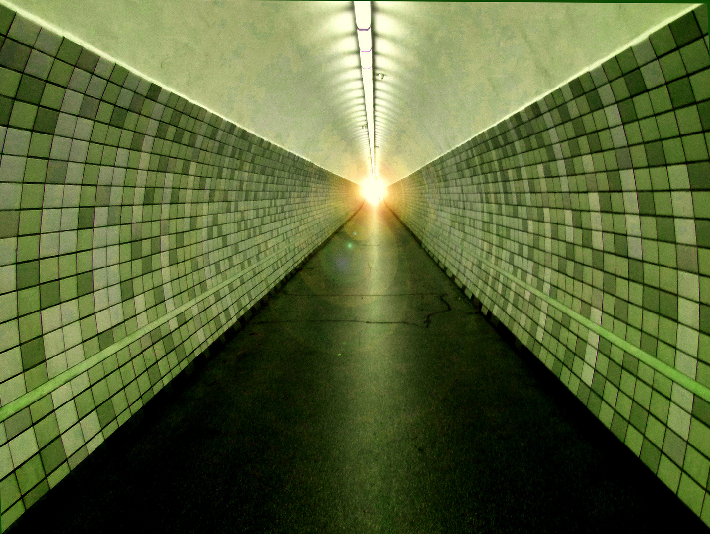 Licht am Ende des Tunnels Foto & Bild grün, architektur, tunnel Bilder auf