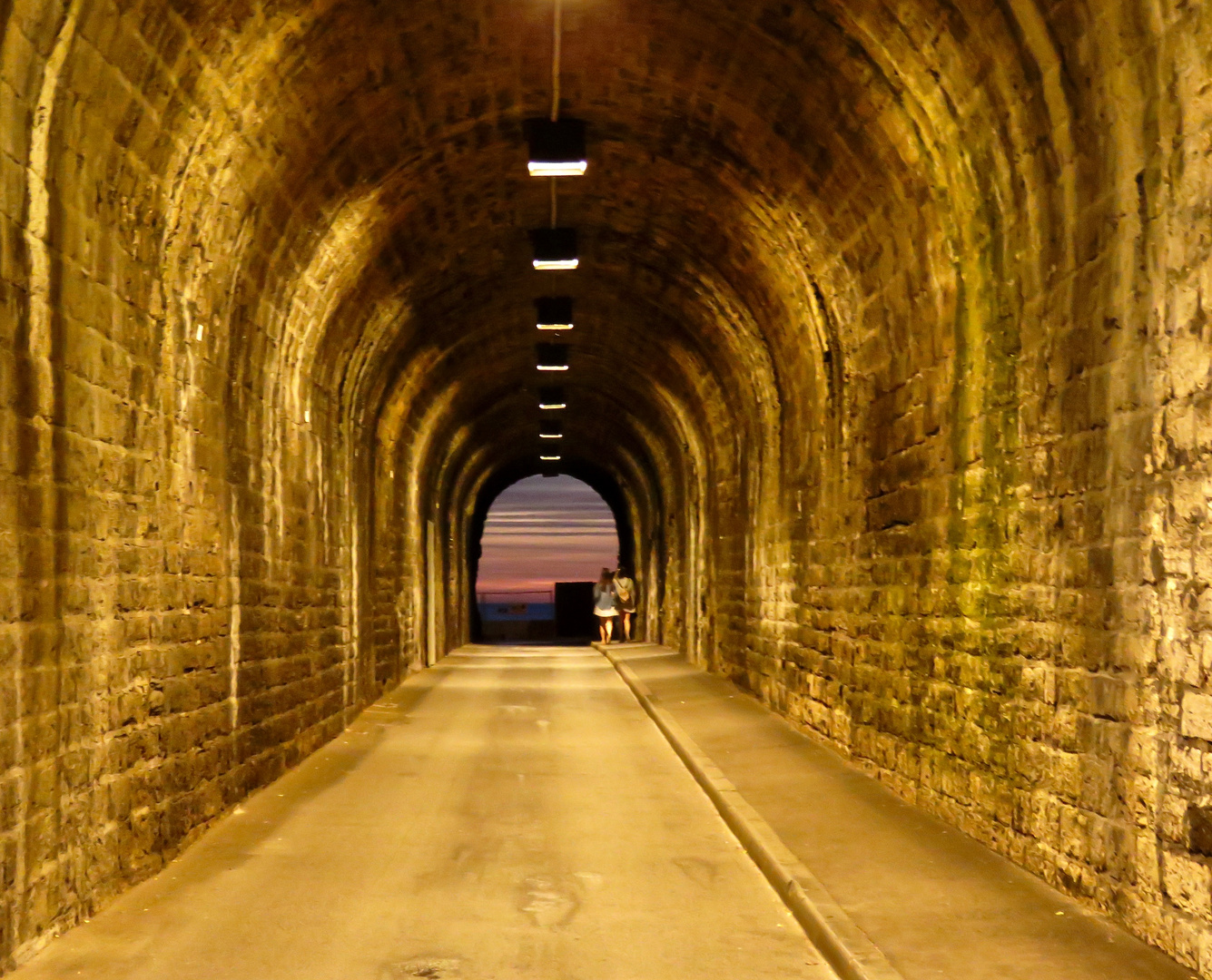 Licht am Ende des Tunnels.