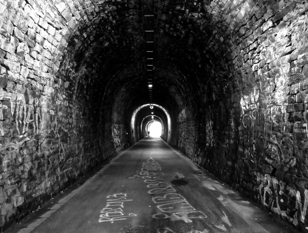 Licht am Ende des Tunnels Foto & Bild architektur, erwachsene menschen, tunnel tunell Bilder