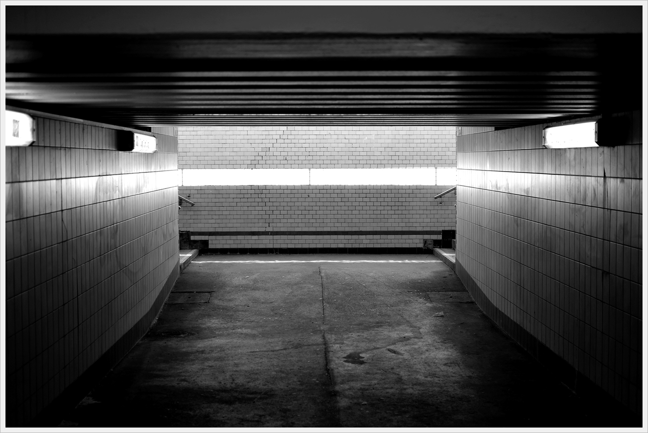 LICHT AM ENDE DES TUNNELS. DER HELLE STREIFEN AN DER RÜCKWAND IST TATSÄCHLICH SONNENLICHT.