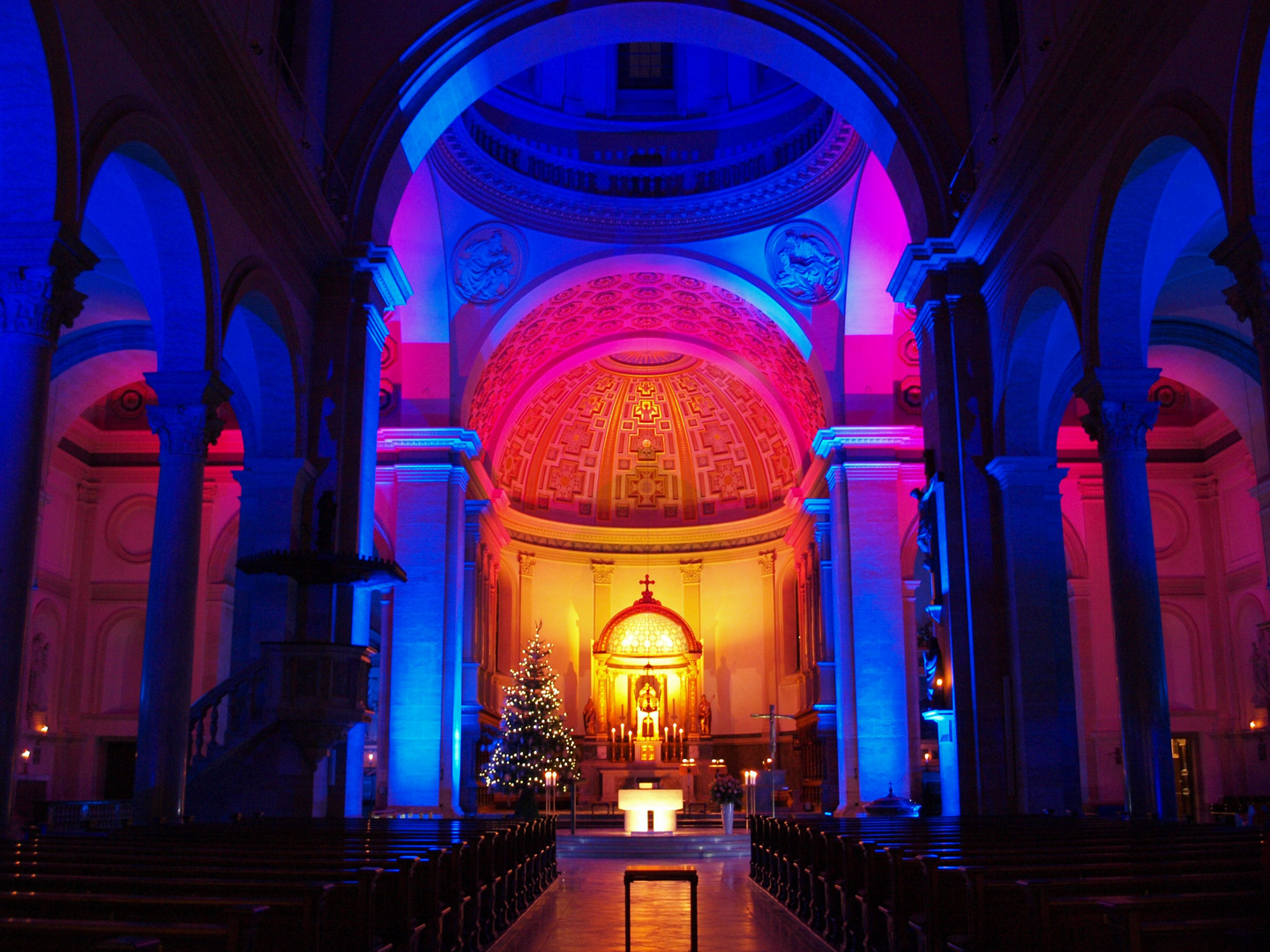 Licht an Lichtmess - Lichtinstallation von Robert Risinger in der St. Ursula Kirche in München