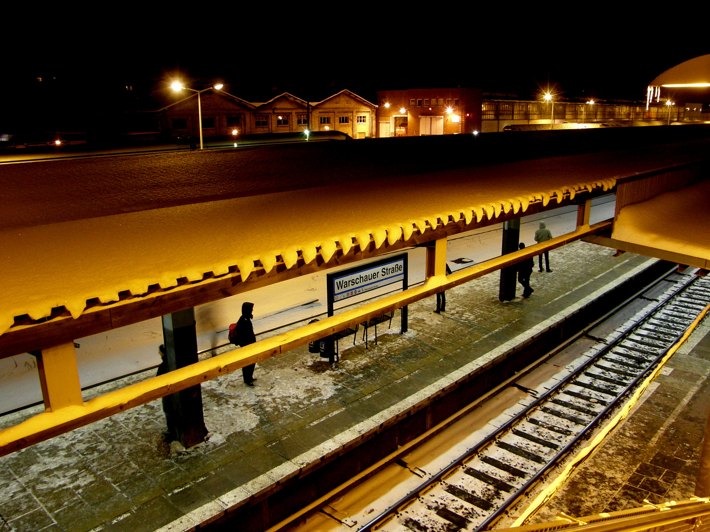 Licht beim Warten auf   E I N E      S-Bahn