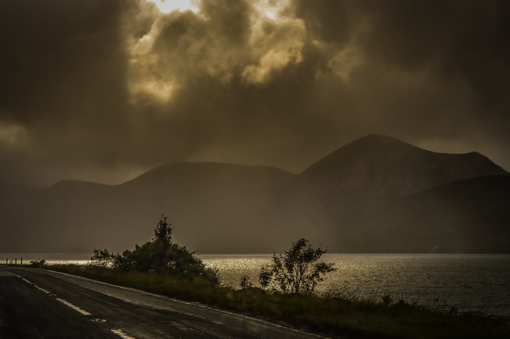 Licht bricht durch die dicke Wolkendecke