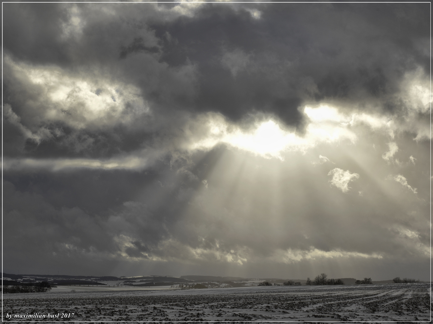 Licht bricht durch die Wolken