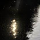 ....Licht das sich auf dem Wasser spiegelt....