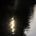 ....Licht das sich auf dem Wasser spiegelt....
