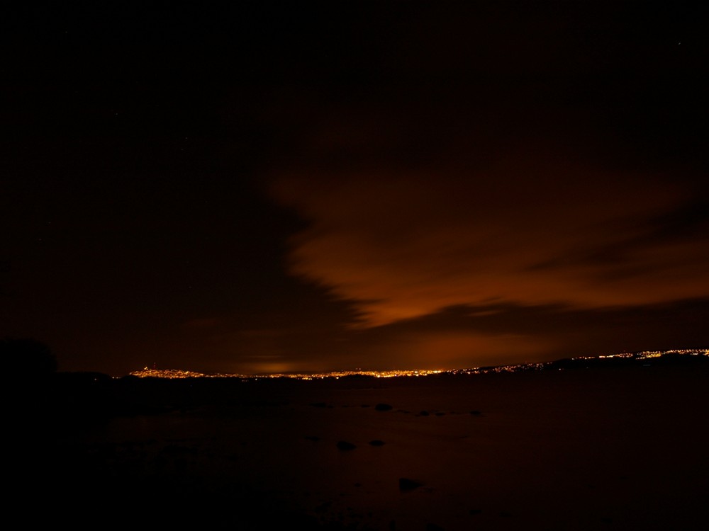 Licht der Stadt auf dem Meer