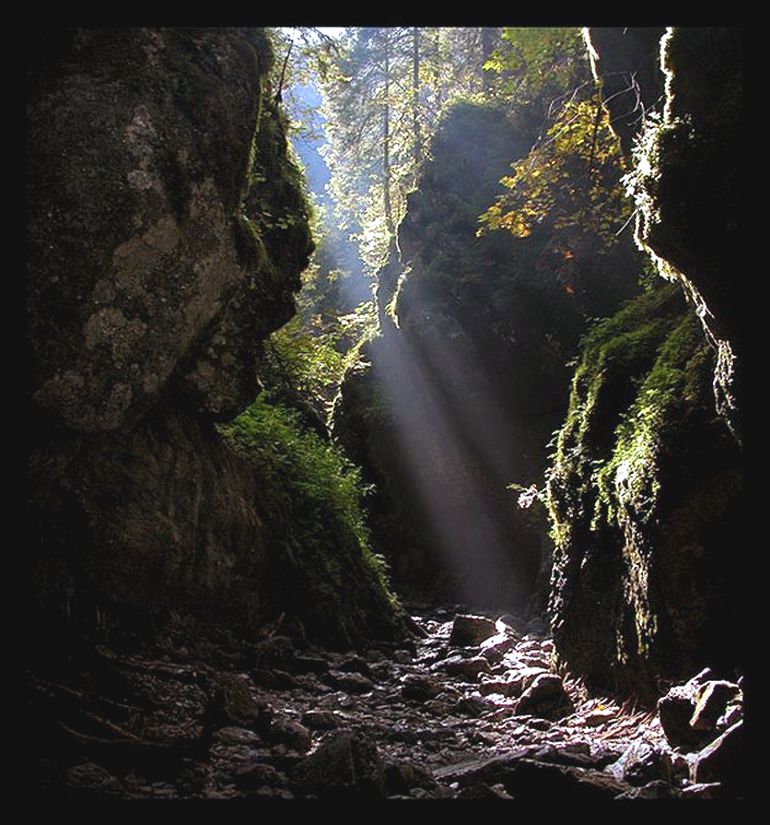 Licht durchdringt die Dunkelheit