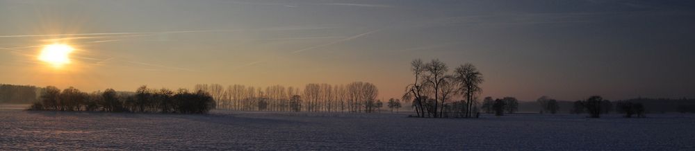 Licht, Frost und Stille empfangen die Dämmerung