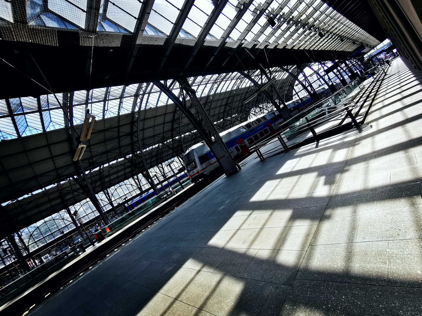 Licht Halle HBF Prag p30-51-col +nun4Fotos