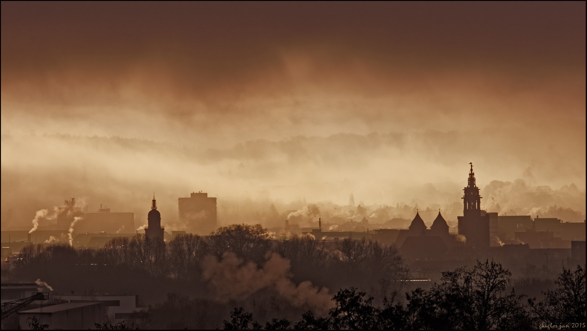 Licht im Hochnebel