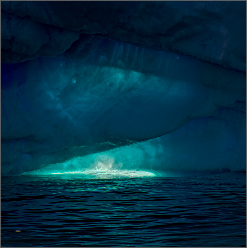 licht in dunkler eisberghöhle
