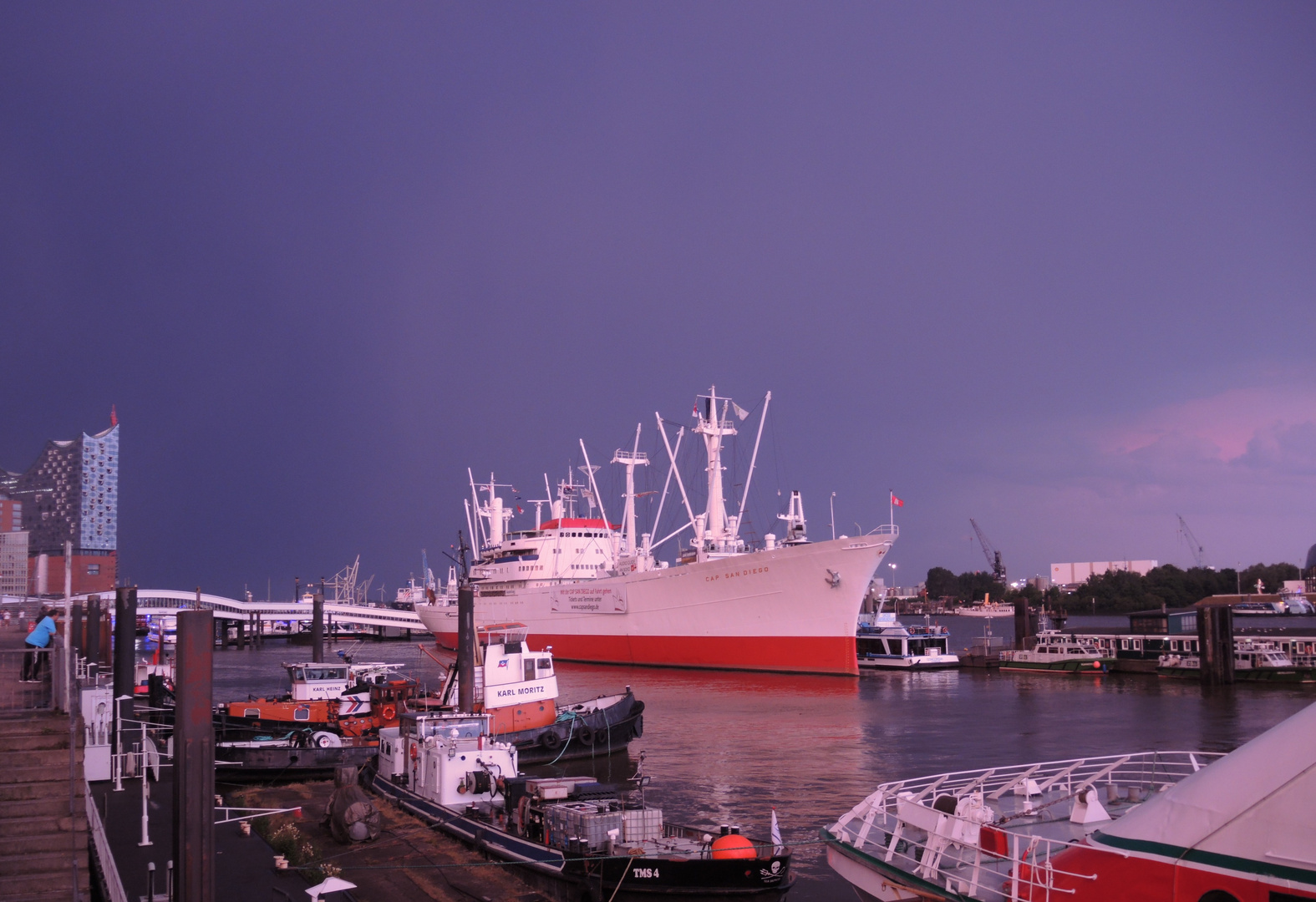 **** LICHT ****   nach einem Gewitter im Hamburger Hafen