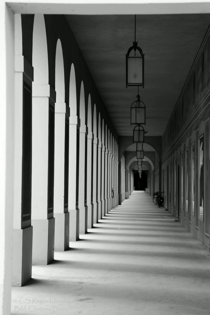 Licht-Schatten Säulengang