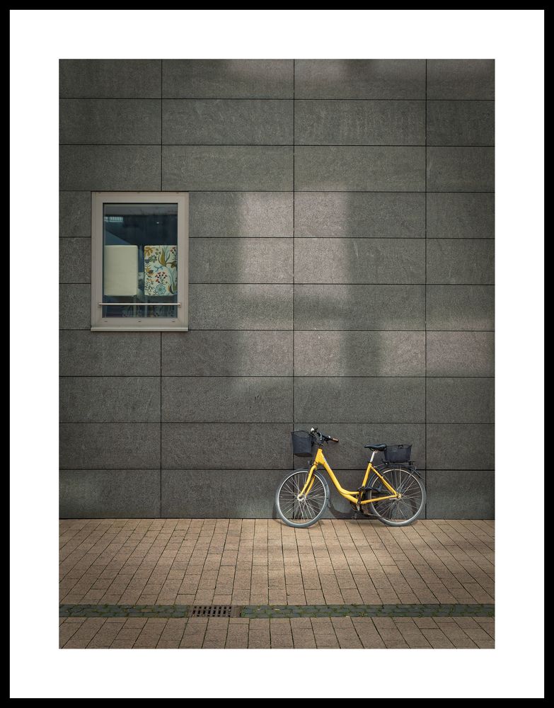Licht, Schatten und ein gelbes Fahrrad