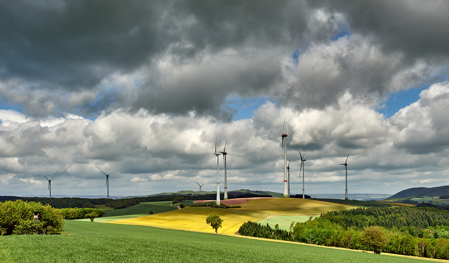 Licht-Schatten-Wolkenspiel in meiner Heimat. Ich persönlich empfinde die Windräder.. 