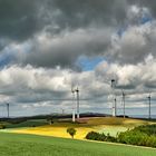 Licht-Schatten-Wolkenspiel in meiner Heimat. Ich persönlich empfinde die Windräder.. 