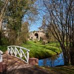 Licht-Schattenspiel auf dem Weg zum Wasserkastell im Schlossgarten Schwetzingen.