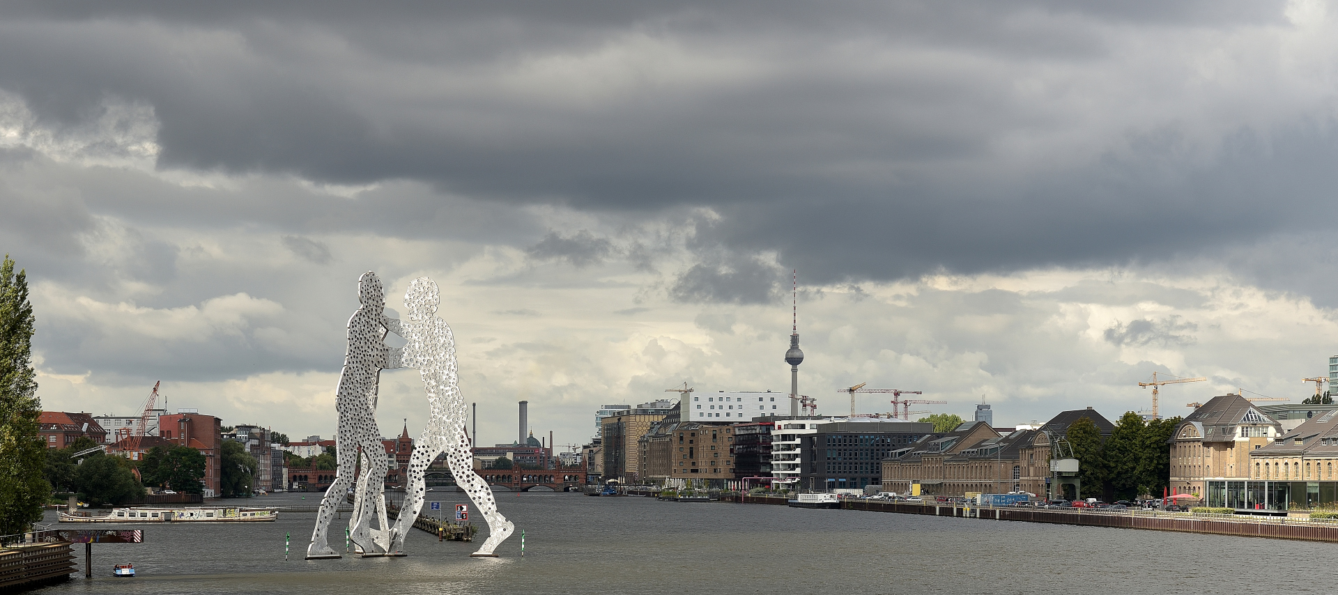 Licht-Schattenspiel bei der Skulptur "Molecule Man" im Osthafen von Berlin.