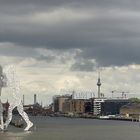 Licht-Schattenspiel bei der Skulptur "Molecule Man" im Osthafen von Berlin.