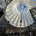 Licht-Schattenspiel im Sony-Center Berlin. Foto aus 6 Hochkantaufnahmen Freihand.