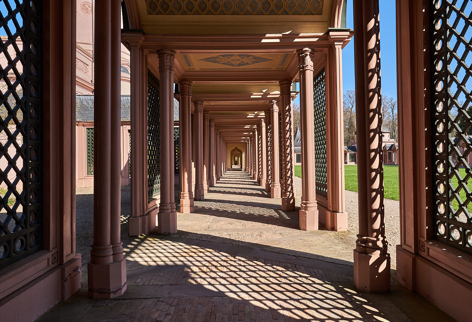 Licht-Schattenspiel im Wandelgang von der Moschee im Schwetzinger Schlossgarten. 