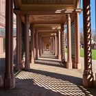 Licht-Schattenspiel im Wandelgang von der Moschee im Schwetzinger Schlossgarten. 