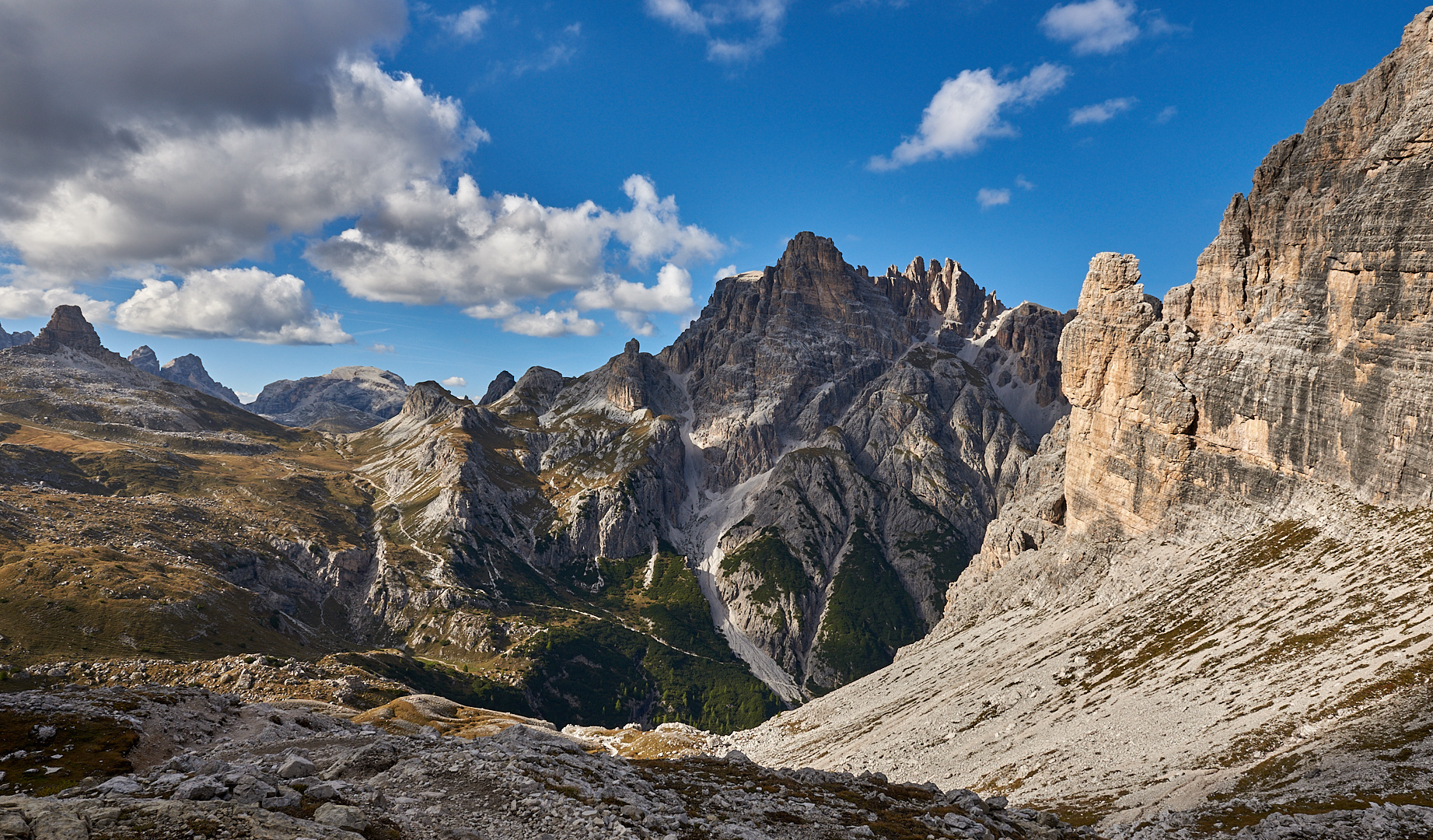 Licht-Schattenspiel in den Sextener Dolomiten, im Herbst ist man das oben fast alleine unterwegs.