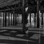 Licht-Schattenspiel und Spiegelungen unter dem Bootshaus am Pragser Wildsse.