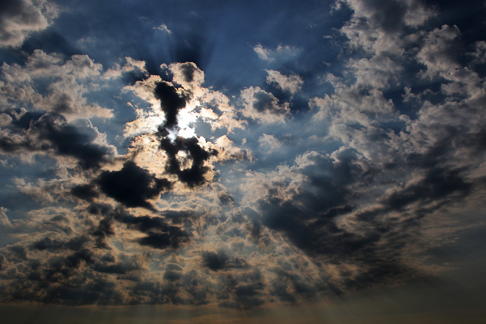 Licht-Spektakel am Wolkenhimmel