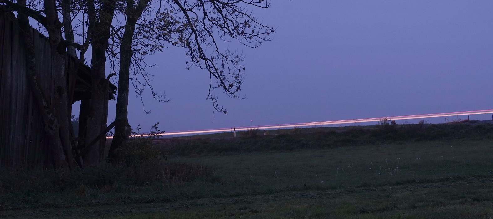 Licht streicht als Strich durch Landstriche