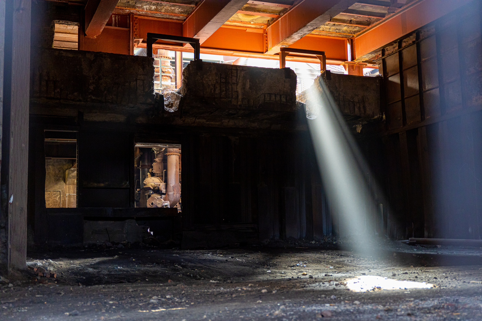 Licht und Schatten am alten Hochofen