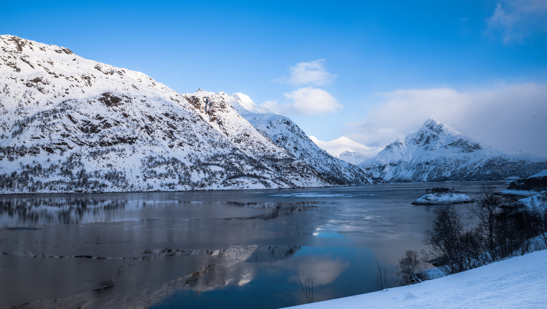 Licht und Schatten am Fjord