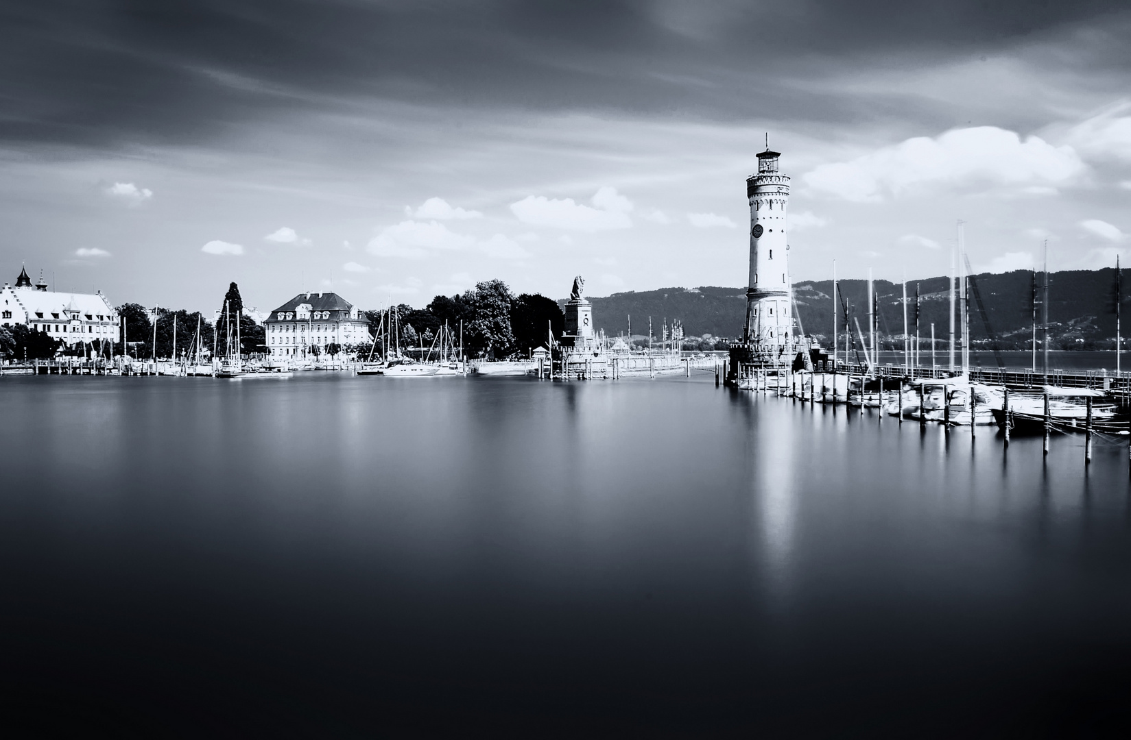 Licht und Schatten am Hafen von Lindau