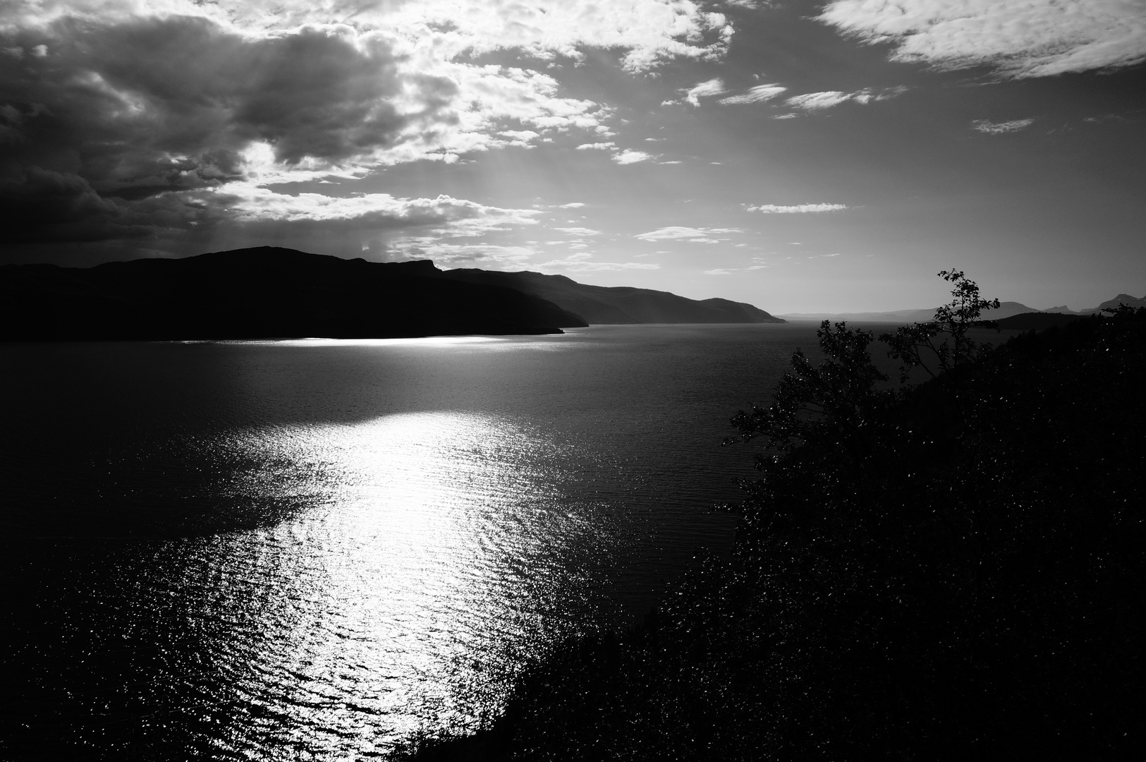 Licht und Schatten am Saltdalsfjord auf dem Weg mit dem Rad nach Fauske