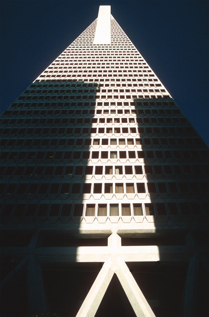 Licht und Schatten am Transamerica Pyramid Tower , San Francisco