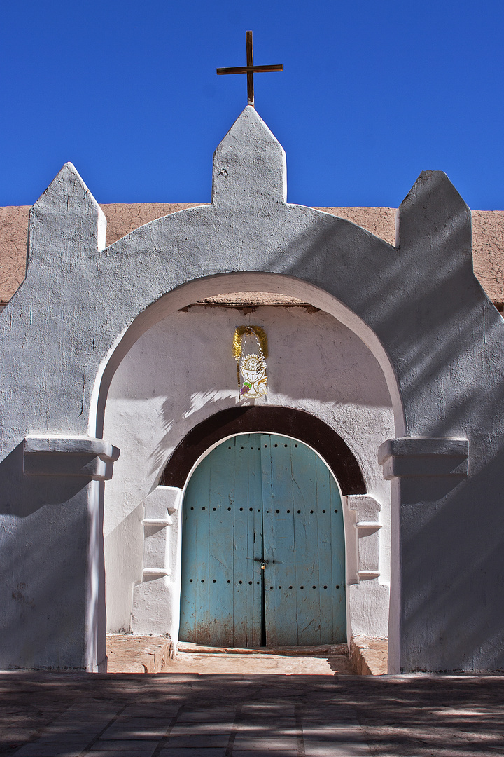 Licht und Schatten an der Kirche San Pedro de Atacama