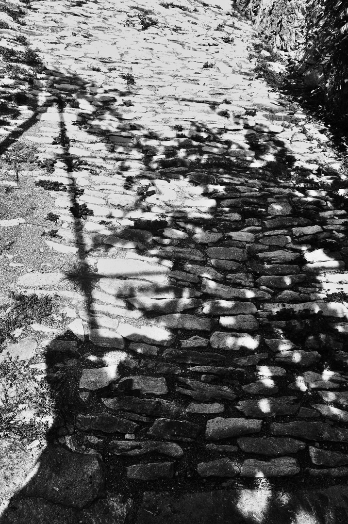 Licht und Schatten auf alten Steinwegen