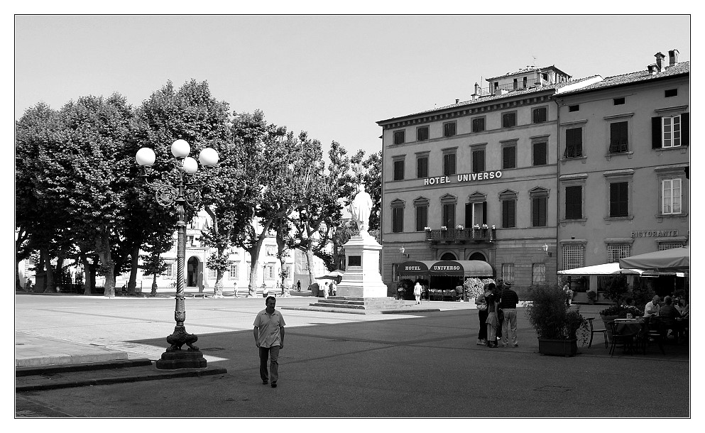 Licht und Schatten auf der Piazza Napoleone