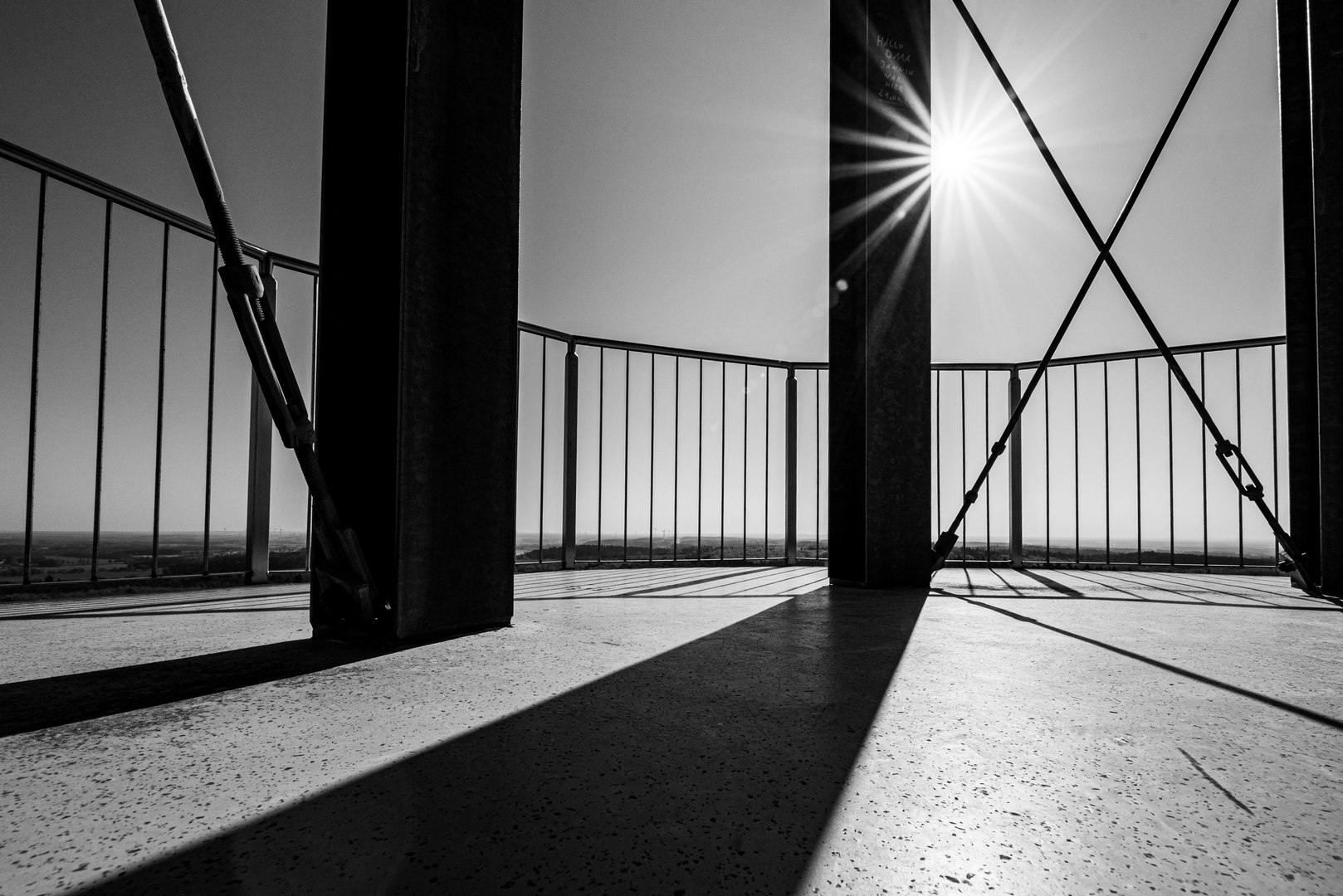 Licht und Schatten auf Stahl und Beton