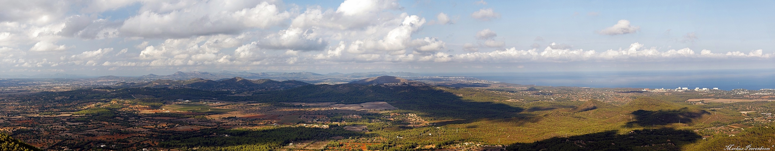 Licht und Schatten - Ausblick bis in die Serra de Tramuntana