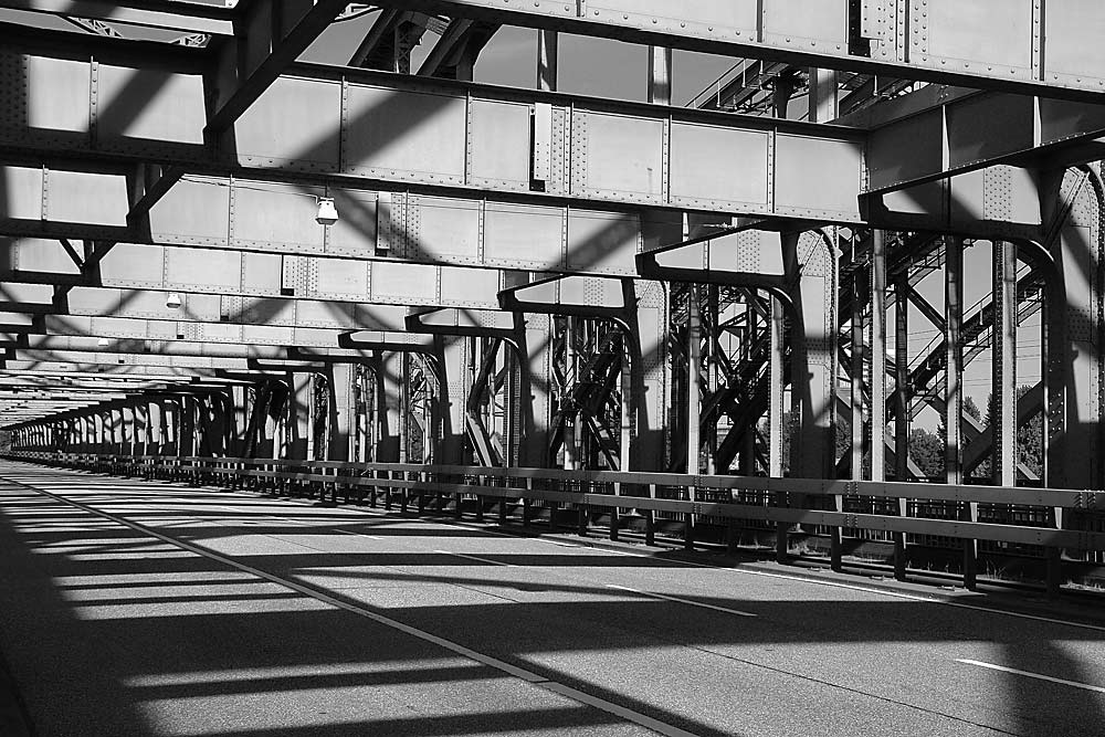 Licht und Schatten der Freihafen-Elbbrücke