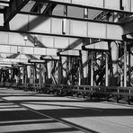 Licht und Schatten der Freihafen-Elbbrücke