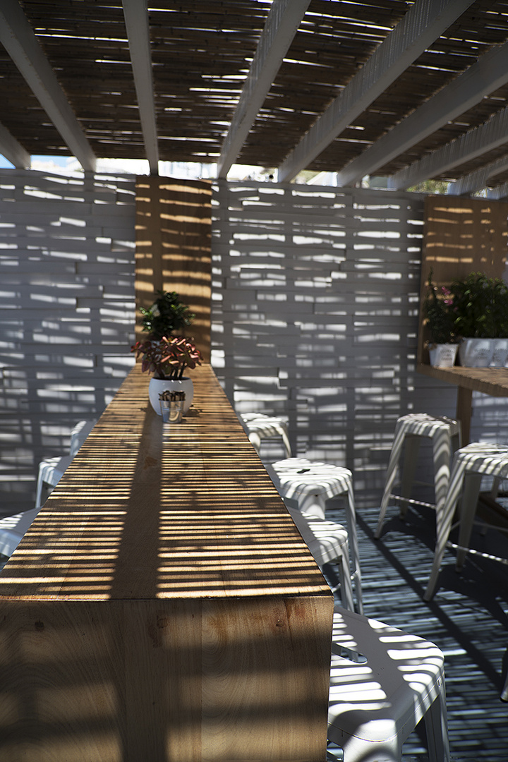 Licht und Schatten einer Bar auf Santorini