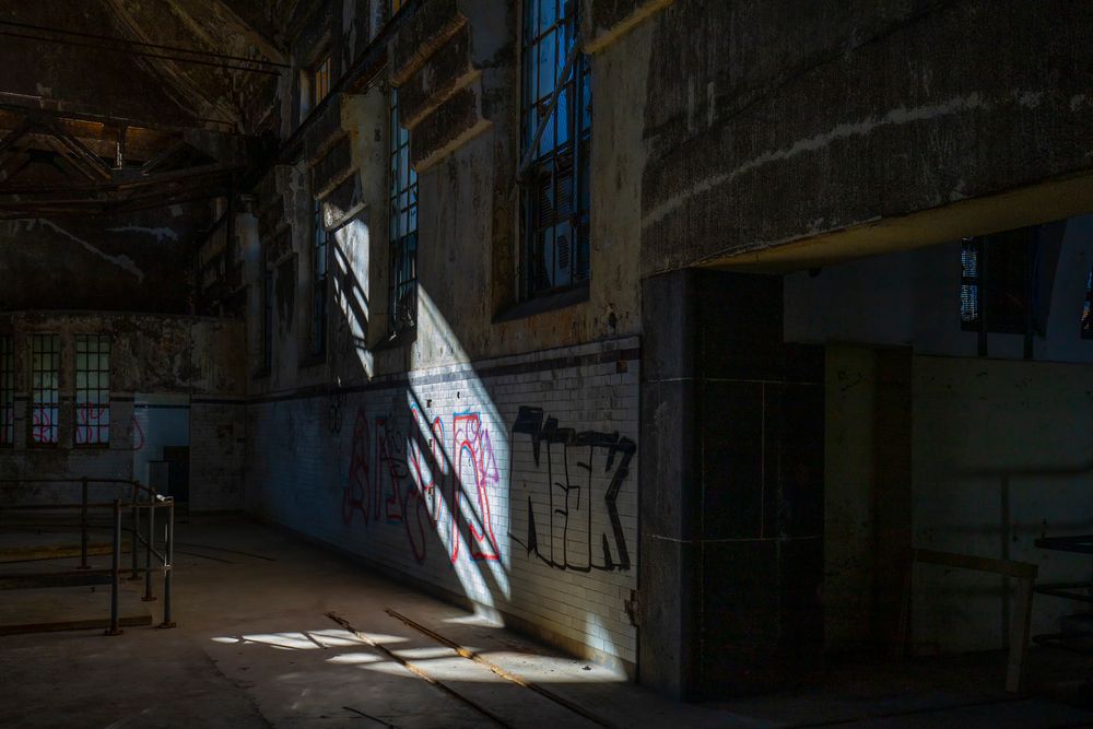 Licht und Schatten im alten Klärwerk