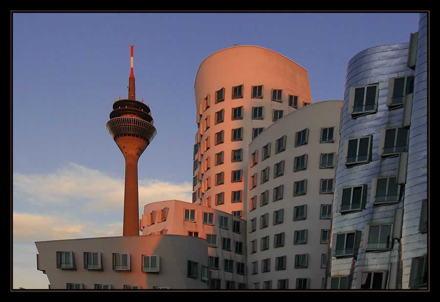 Licht und Schatten im Düsseldorfer Medienhafen