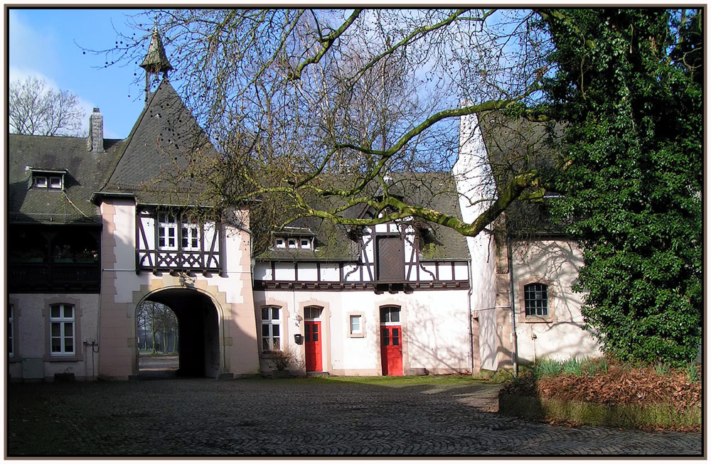 Licht und Schatten im Eller-Schloßhof (Düsseldorf-Eller V)